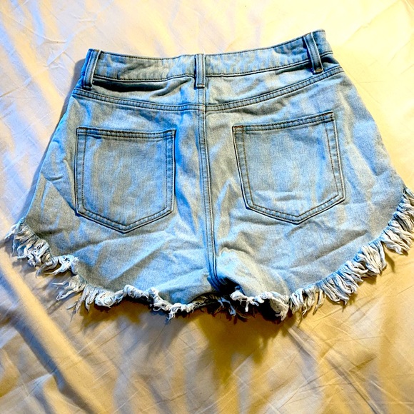 High waisted denim shorts with fringe - Picture 2 of 2